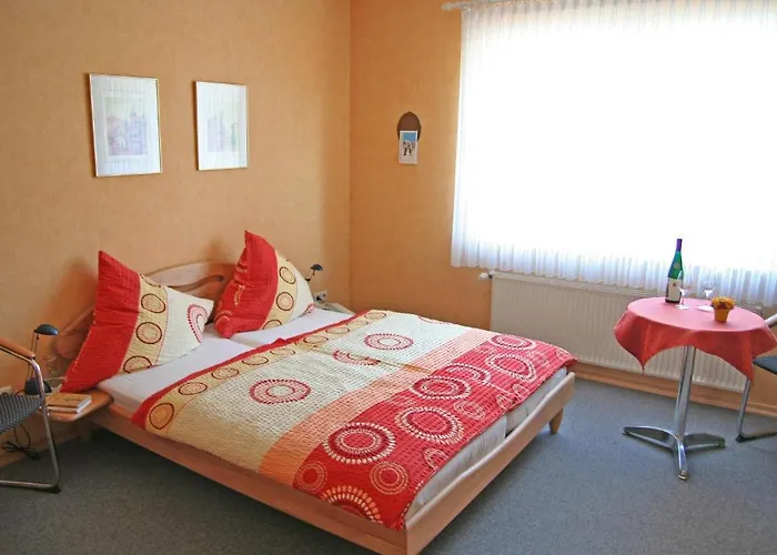 Ferienweingut Hensler 브리에델